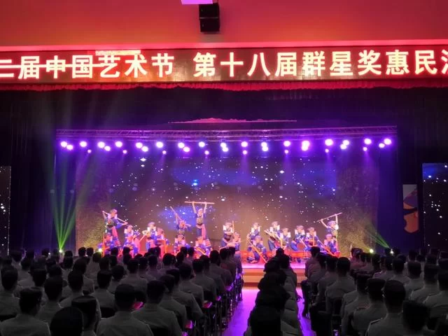 群星奖里的桂风壮韵——广西舞蹈《打扁担》荣获第十八届群星奖(图1) 群星奖里的桂风壮韵——广西舞蹈《打扁担》荣获第十八届群星奖(图1)