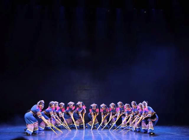 群星奖里的桂风壮韵——广西舞蹈《打扁担》荣获第十八届群星奖(图2) 群星奖里的桂风壮韵——广西舞蹈《打扁担》荣获第十八届群星奖(图2)