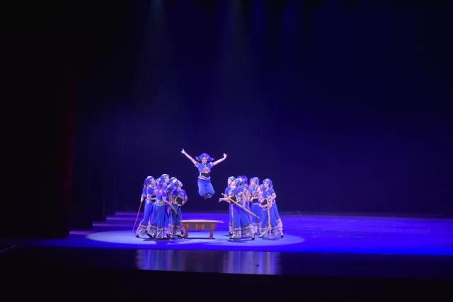 群星奖里的桂风壮韵——广西舞蹈《打扁担》荣获第十八届群星奖(图3) 群星奖里的桂风壮韵——广西舞蹈《打扁担》荣获第十八届群星奖(图3)