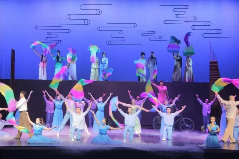 大型原创音乐剧《我的榆林小曲》演出受好评(图4) 大型原创音乐剧《我的榆林小曲》演出受好评(图4)
