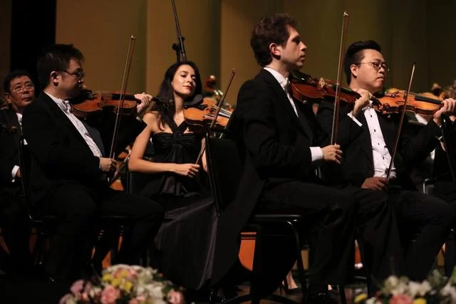 青岛海洋国际音乐季"东唱西和" 交响音乐会成功上演(图10) 青岛海洋国际音乐季"东唱西和" 交响音乐会成功上演(图10)