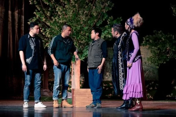 国内首部援疆题材话剧《那拉提恋歌》在新疆上演