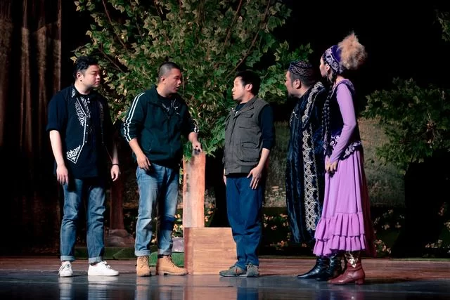 国内首部援疆题材话剧《那拉提恋歌》在新疆上演(图1) 国内首部援疆题材话剧《那拉提恋歌》在新疆上演(图1)