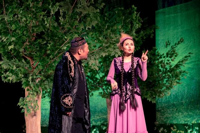 国内首部援疆题材话剧《那拉提恋歌》在新疆上演(图4) 国内首部援疆题材话剧《那拉提恋歌》在新疆上演(图4)