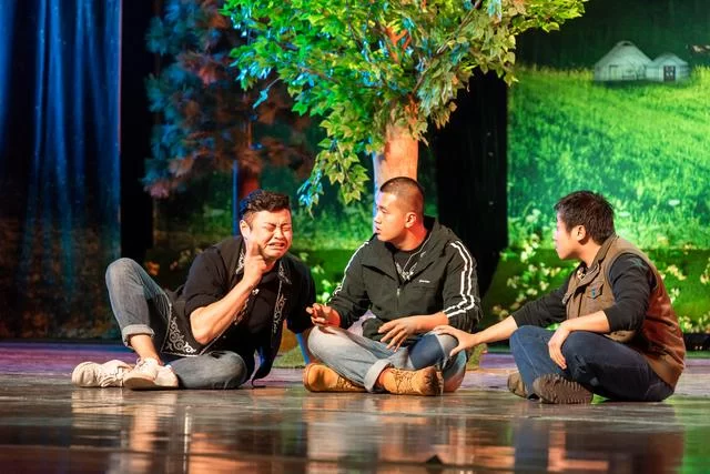 国内首部援疆题材话剧《那拉提恋歌》在新疆上演(图3) 国内首部援疆题材话剧《那拉提恋歌》在新疆上演(图3)