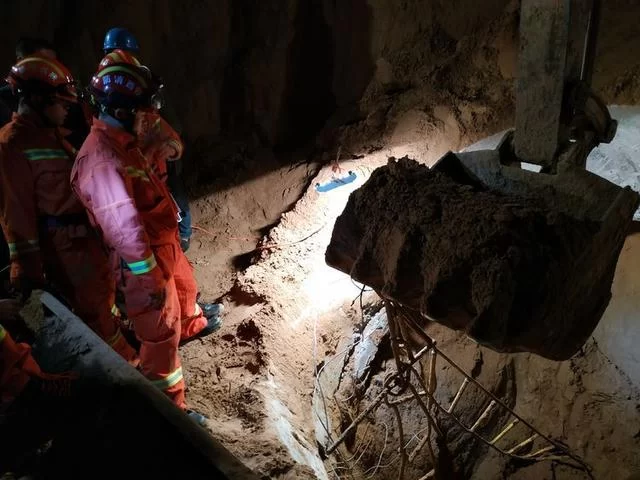 21小时生死大营救 9.24神木消防深井坍塌事故救援行动(图11) 21小时生死大营救 9.24神木消防深井坍塌事故救援行动(图11)