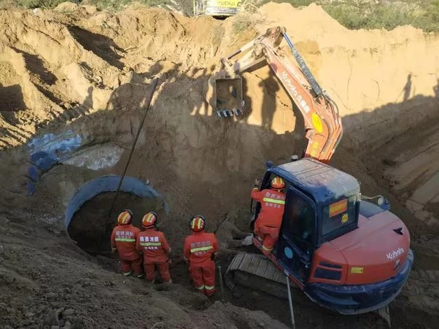 21小时生死大营救 9.24神木消防深井坍塌事故救援行动(图9) 21小时生死大营救 9.24神木消防深井坍塌事故救援行动(图9)