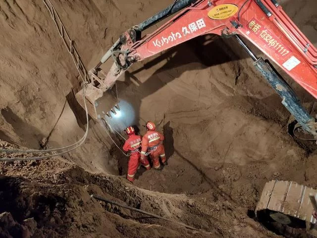 21小时生死大营救 9.24神木消防深井坍塌事故救援行动(图13) 21小时生死大营救 9.24神木消防深井坍塌事故救援行动(图13)
