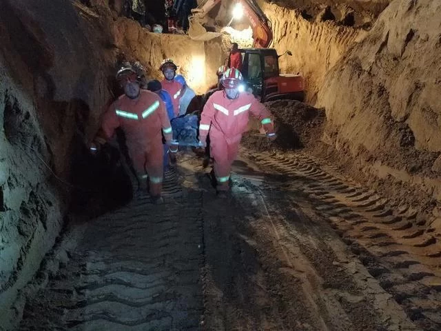 21小时生死大营救 9.24神木消防深井坍塌事故救援行动(图19) 21小时生死大营救 9.24神木消防深井坍塌事故救援行动(图19)