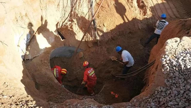 21小时生死大营救 9.24神木消防深井坍塌事故救援行动(图8) 21小时生死大营救 9.24神木消防深井坍塌事故救援行动(图8)