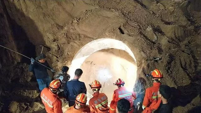 21小时生死大营救 9.24神木消防深井坍塌事故救援行动(图12) 21小时生死大营救 9.24神木消防深井坍塌事故救援行动(图12)