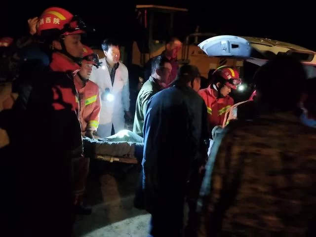 21小时生死大营救 9.24神木消防深井坍塌事故救援行动(图20) 21小时生死大营救 9.24神木消防深井坍塌事故救援行动(图20)