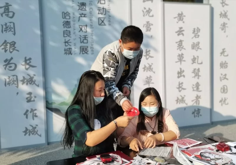 “八达岭长城与哈德良长城:世界文化遗产对话展”主题剪纸活动举行(图8) “八达岭长城与哈德良长城:世界文化遗产对话展”主题剪纸活动举行(图8)