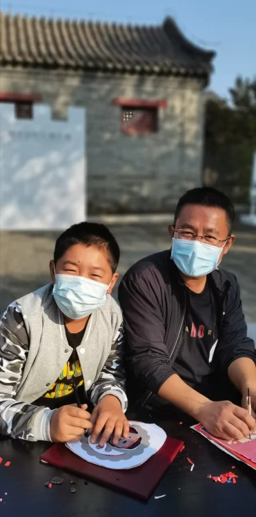 “八达岭长城与哈德良长城:世界文化遗产对话展”主题剪纸活动举行(图5) “八达岭长城与哈德良长城:世界文化遗产对话展”主题剪纸活动举行(图5)