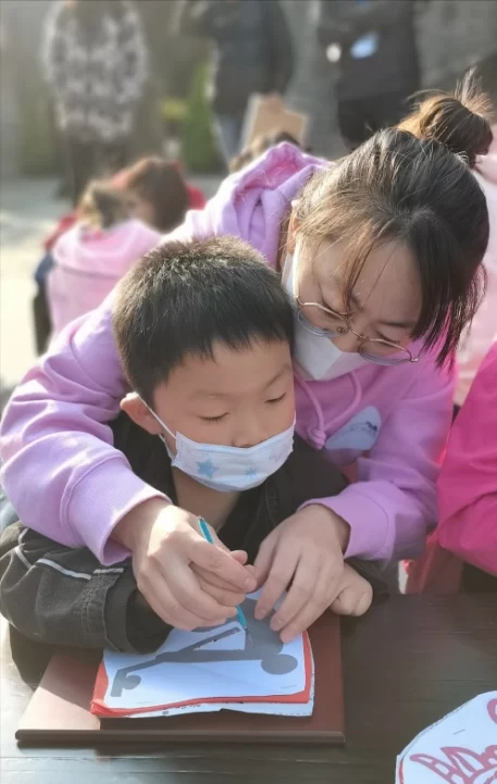 “八达岭长城与哈德良长城:世界文化遗产对话展”主题剪纸活动举行(图6) “八达岭长城与哈德良长城:世界文化遗产对话展”主题剪纸活动举行(图6)