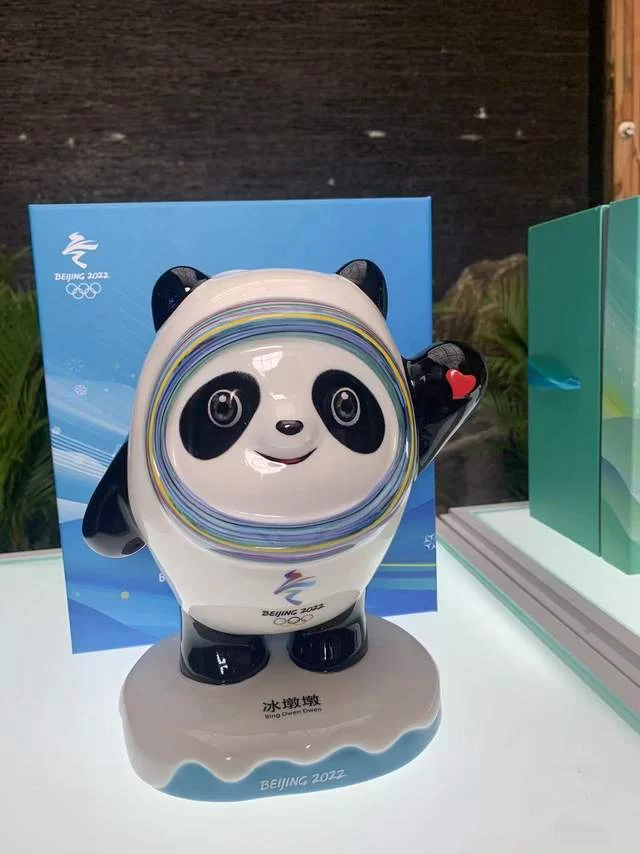 冰墩墩和雪容融艺术瓷雕上市受热捧