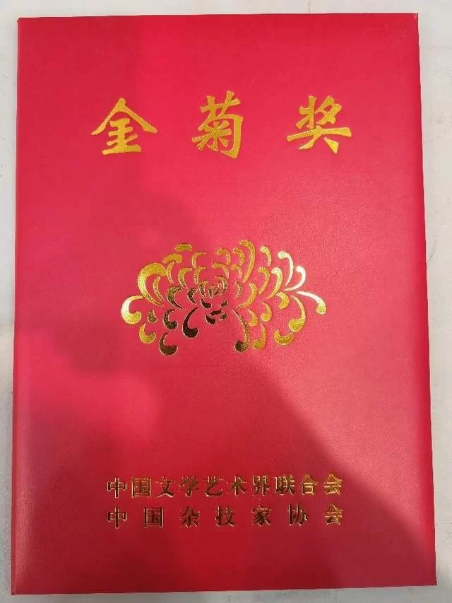 江苏杂技团《炼—倒立技巧》斩获第十一届中国杂技金菊奖(图2) 江苏杂技团《炼—倒立技巧》斩获第十一届中国杂技金菊奖(图2)
