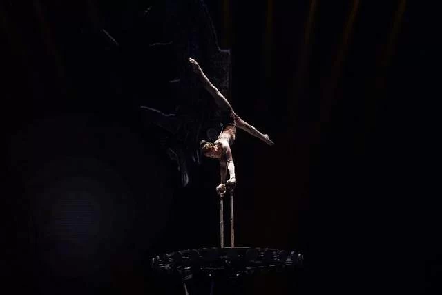 江苏杂技团《炼—倒立技巧》斩获第十一届中国杂技金菊奖(图4) 江苏杂技团《炼—倒立技巧》斩获第十一届中国杂技金菊奖(图4)