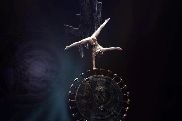 江苏杂技团《炼—倒立技巧》斩获第十一届中国杂技金菊奖(图5) 江苏杂技团《炼—倒立技巧》斩获第十一届中国杂技金菊奖(图5)