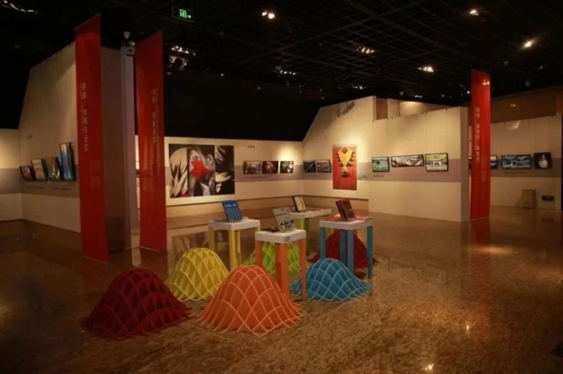 光影十年 精彩呈现——北京国际摄影周文献展拉开帷幕(图2) 光影十年 精彩呈现——北京国际摄影周文献展拉开帷幕(图2)