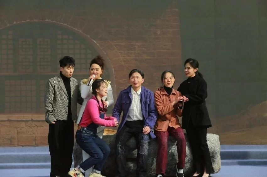 “启航新征程 幸福中国年”2023西安“村晚”示范展演让群众乐开怀(图2) “启航新征程 幸福中国年”2023西安“村晚”示范展演让群众乐开怀(图2)