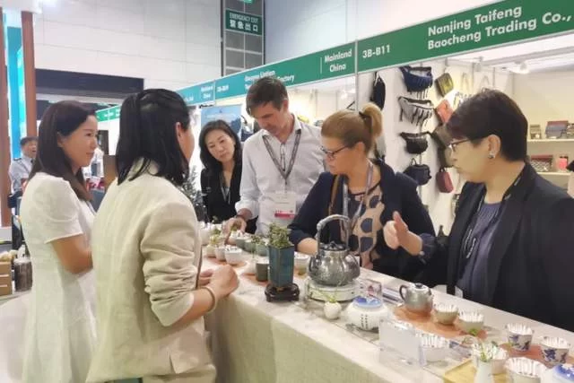 源于丽江,献给世界 | 百岁坊品牌应邀参加香港礼品及赠品展(图2) 源于丽江,献给世界 | 百岁坊品牌应邀参加香港礼品及赠品展(图2)