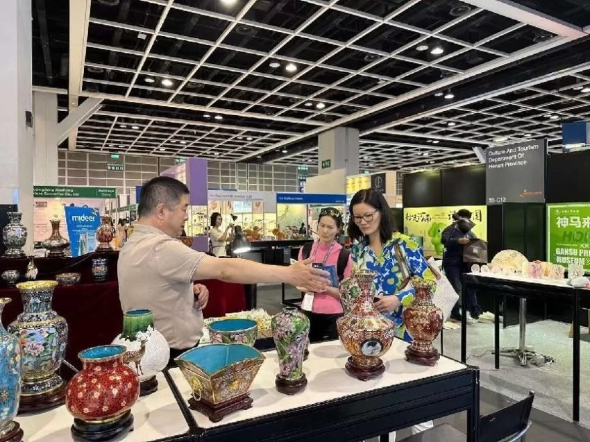 北京市珐琅厂亮相香港国际礼品展(图3)