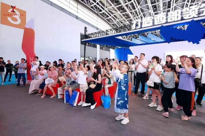 陕西演艺集团亮相第十届西部文博会 彰显演艺行业文化力量(图4) 陕西演艺集团亮相第十届西部文博会 彰显演艺行业文化力量(图4)