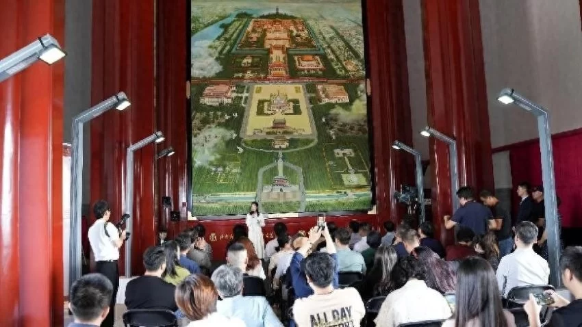 油画《壮美中轴》捐赠仪式暨《壮美中轴》光栅明信片首发在北京正阳门举行