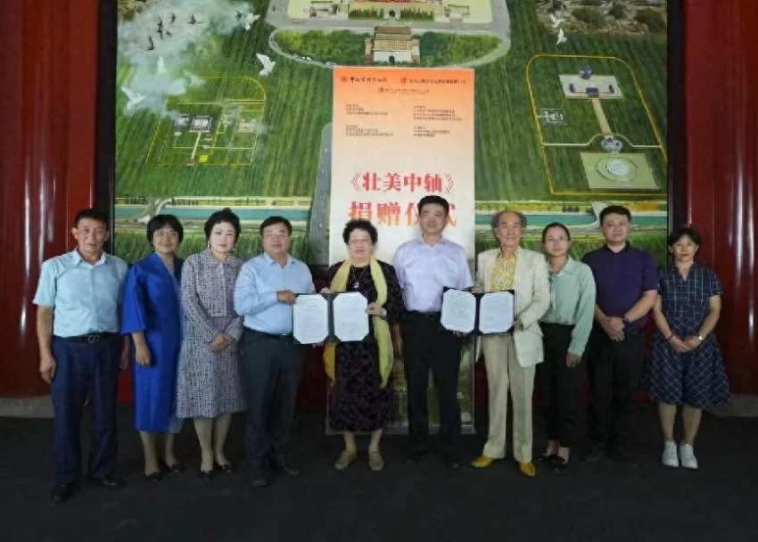 油画《壮美中轴》捐赠仪式暨《壮美中轴》光栅明信片首发在北京正阳门举行(图4) 油画《壮美中轴》捐赠仪式暨《壮美中轴》光栅明信片首发在北京正阳门举行(图4)