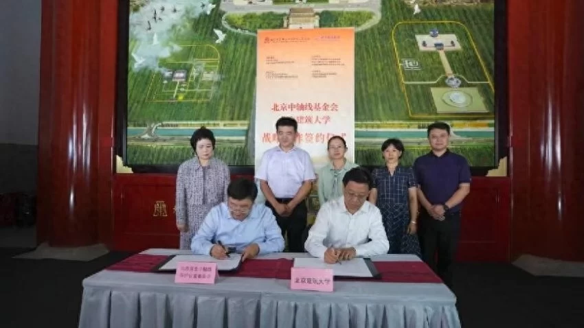 油画《壮美中轴》捐赠仪式暨《壮美中轴》光栅明信片首发在北京正阳门举行(图5) 油画《壮美中轴》捐赠仪式暨《壮美中轴》光栅明信片首发在北京正阳门举行(图5)