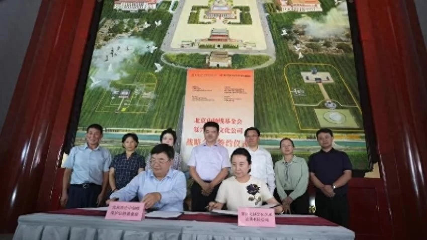 油画《壮美中轴》捐赠仪式暨《壮美中轴》光栅明信片首发在北京正阳门举行(图7) 油画《壮美中轴》捐赠仪式暨《壮美中轴》光栅明信片首发在北京正阳门举行(图7)