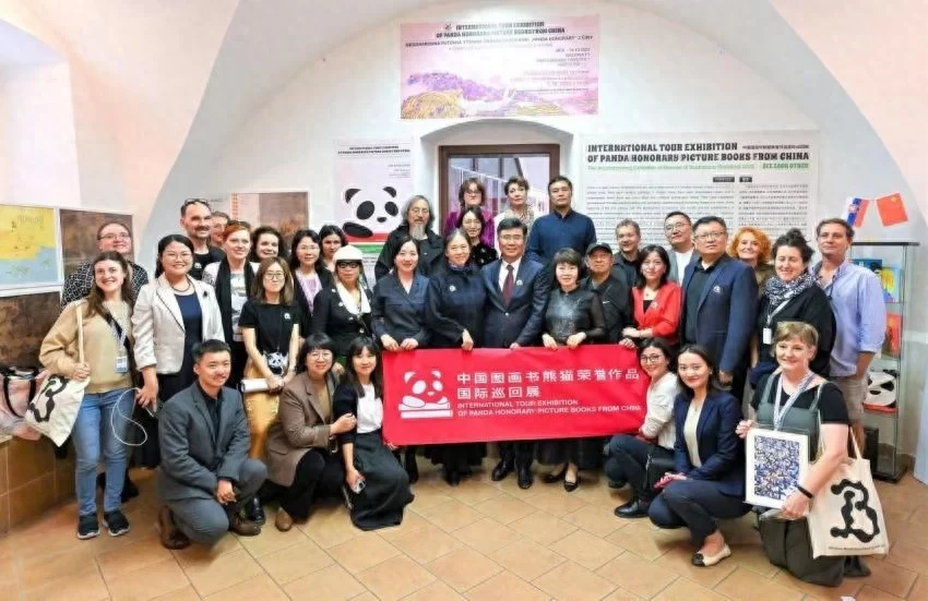 中国插画家陈巽如凭《牛王节》荣获第29届BIB金苹果奖(图3) 中国插画家陈巽如凭《牛王节》荣获第29届BIB金苹果奖(图3)