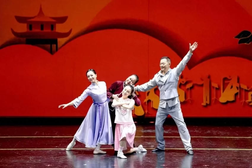 “情暖重阳 乐动银龄”老艺术家文化志愿服务工程汇报演出成功举办(图4) “情暖重阳 乐动银龄”老艺术家文化志愿服务工程汇报演出成功举办(图4)