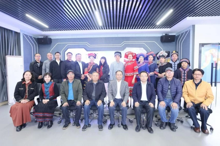 广西民族报社“岜莱诗会”与多民族作家座谈会在邕举行(图7) 广西民族报社“岜莱诗会”与多民族作家座谈会在邕举行(图7)