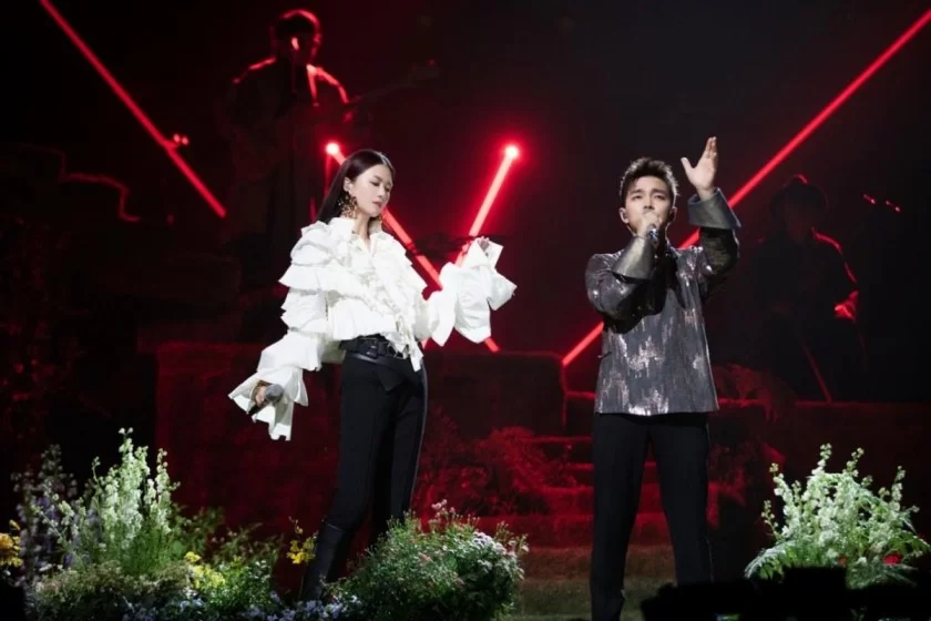 额尔古纳乐队亮相《声生不息家年华》舞台受好评(图2) 额尔古纳乐队亮相《声生不息家年华》舞台受好评(图2)