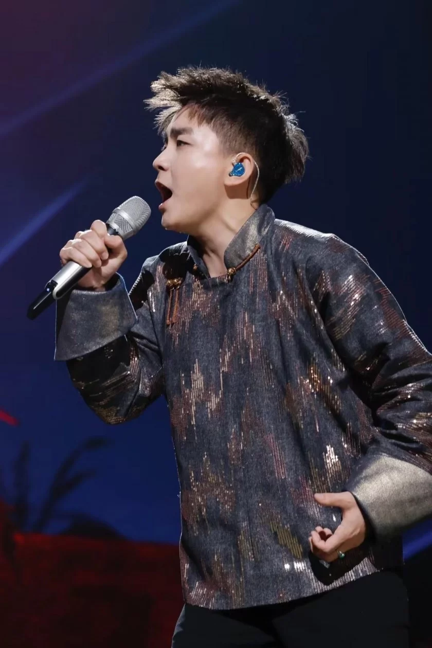 额尔古纳乐队亮相《声生不息家年华》舞台受好评(图3) 额尔古纳乐队亮相《声生不息家年华》舞台受好评(图3)