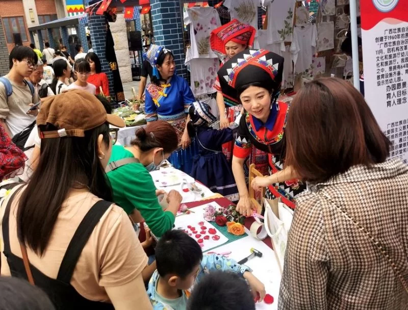 一所幼儿园的“惊艳”——第二届中国—东盟(南宁)非物质文化遗产周在南宁举行(图2) 一所幼儿园的“惊艳”——第二届中国—东盟(南宁)非物质文化遗产周在南宁举行(图2)