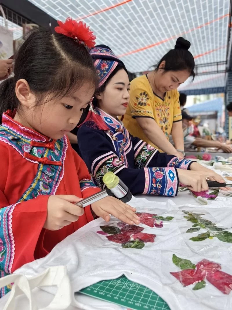 一所幼儿园的“惊艳”——第二届中国—东盟(南宁)非物质文化遗产周在南宁举行(图3) 一所幼儿园的“惊艳”——第二届中国—东盟(南宁)非物质文化遗产周在南宁举行(图3)