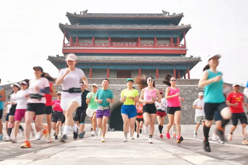 “活力中轴 跑向四季”——龙潭中湖公园百公里环湖接力迎国庆(图3) “活力中轴 跑向四季”——龙潭中湖公园百公里环湖接力迎国庆(图3)