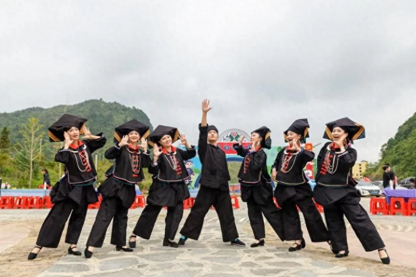 “把客人唱到山里来”(图1)