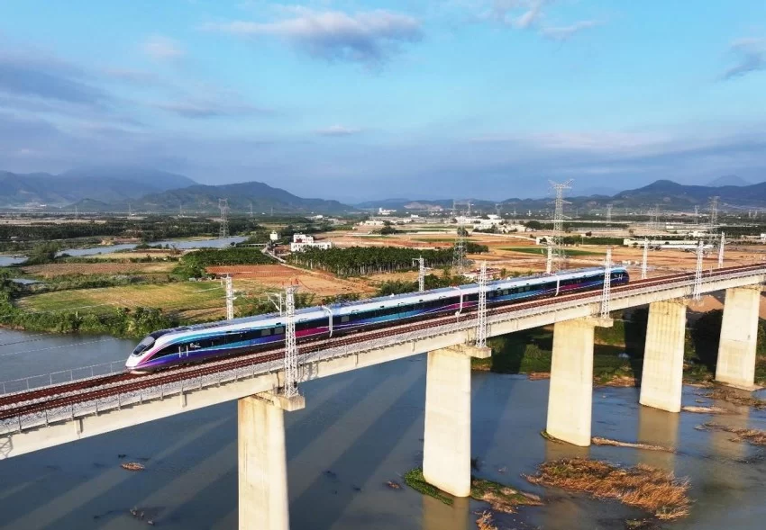 “最潮”动车组三亚上线运营(图9) “最潮”动车组三亚上线运营(图9)