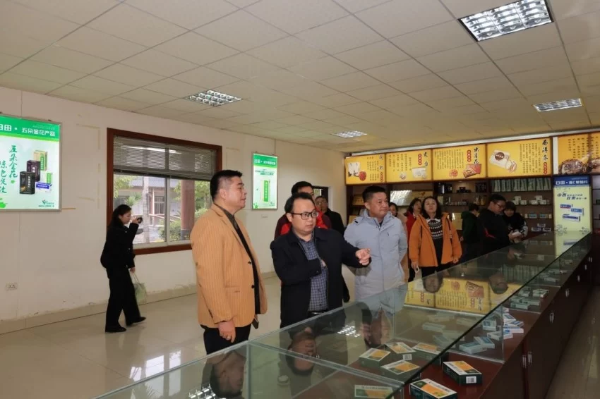 “共同体八桂行·柳州站”全媒体采访行动暨广西民族报社签约作家座谈会在柳州圆满举行(图12)