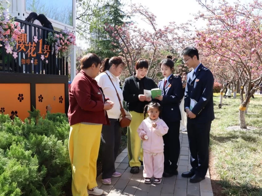 鹤壁市淇滨区：以花为媒打造“法治税宣”驿站(图2)