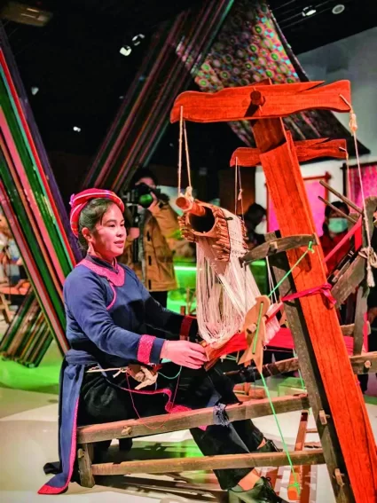 李素英：把壮锦老纹样装进“新瓶子”