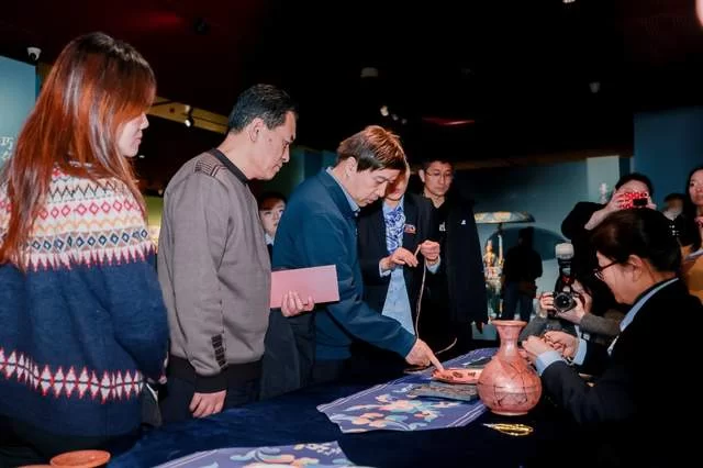 “景泰流芳 蓝韵新生” 景泰蓝传承与创新艺术展在国家大剧院开幕(图16) “景泰流芳 蓝韵新生” 景泰蓝传承与创新艺术展在国家大剧院开幕(图16)