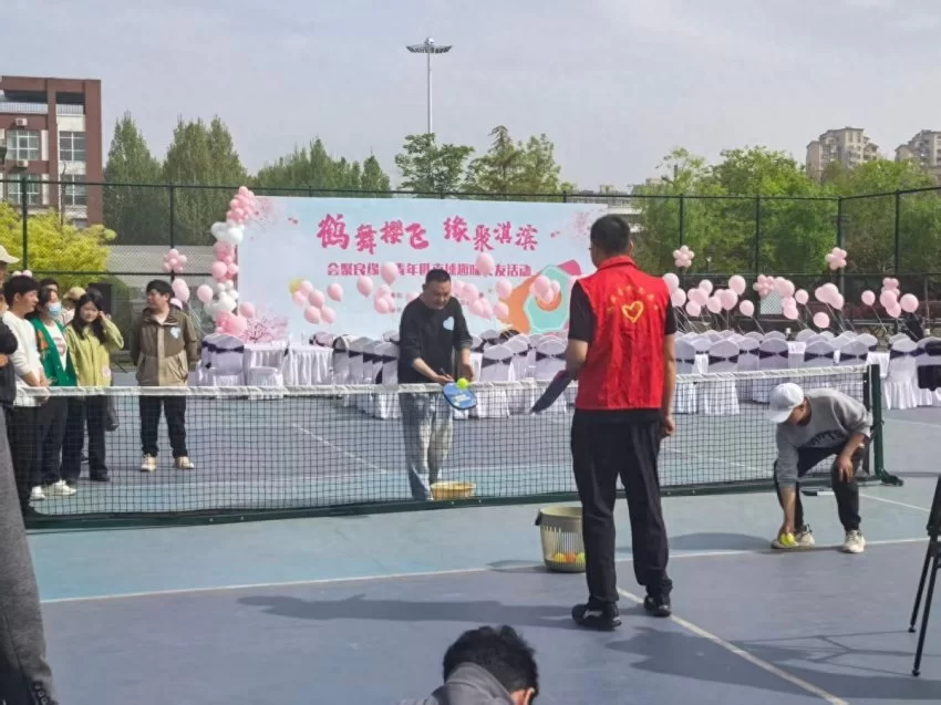 樱下结缘 活力相约——鹤壁市淇滨区青年匹克球趣味交友活动浪漫举行(图1)