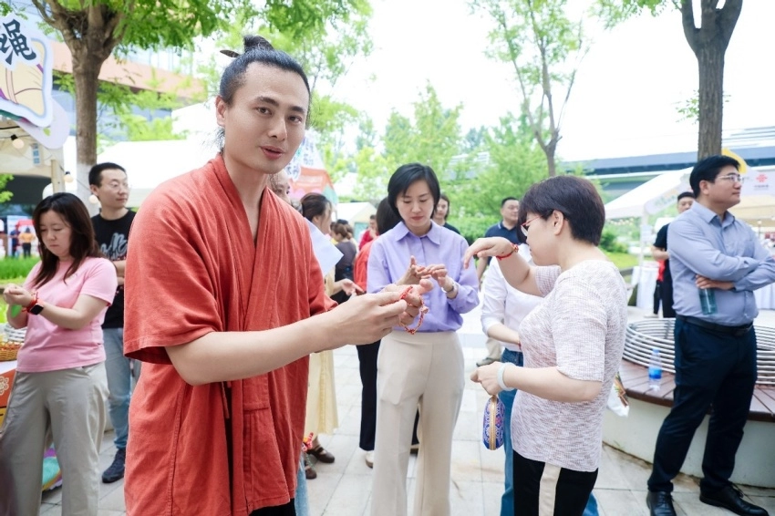 潮玩端午 戏韵怀柔——2026怀柔国潮文化季端午游园会亮相城市客厅(图4) 潮玩端午 戏韵怀柔——2026怀柔国潮文化季端午游园会亮相城市客厅(图4)