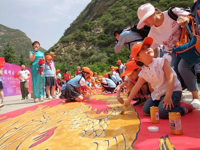 “将课堂搬进少华山”610名留守儿童在山水之中手绘“中华龙”(图2) “将课堂搬进少华山”610名留守儿童在山水之中手绘“中华龙”(图2)