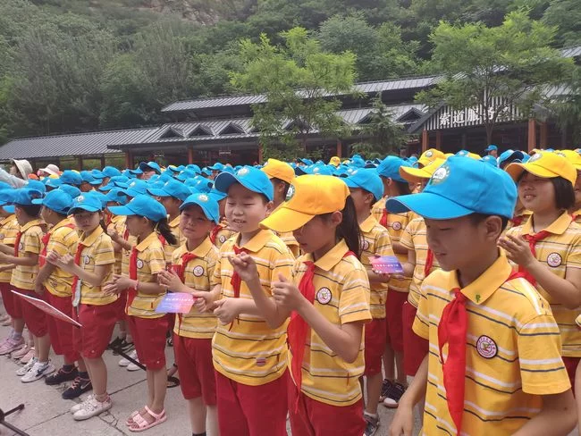 “将课堂搬进少华山”610名留守儿童在山水之中手绘“中华龙”(图3)